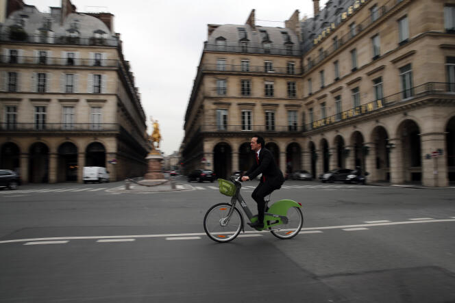 Un cycliste emprunte la rue de Rivoli, à Paris, en mars 2020.