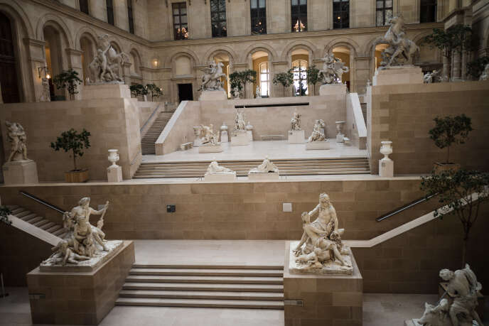 Passage Richelieu à Paris, le 15 mars 2020, des vitres donnent sur un Musée du Louvre vide de visiteurs.