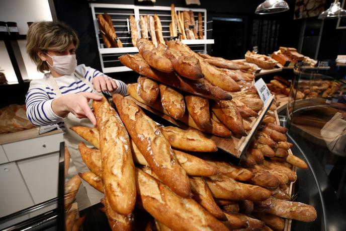 « La crainte du coronavirus ne peut justifier à elle seule l’exercice du droit de retrait » (Photo: dans une boulangerie à Vertou, près de Nantes, le 17 mars).