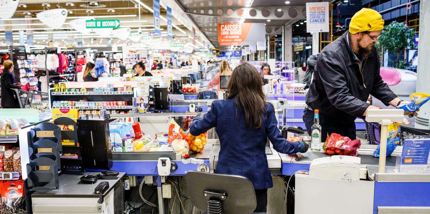 Blagnac, le 17 mars 2020 - Les caisses de l'hypermarche Leclerc de Blagnac. Certaines d'entre elles sont munies d'une protection en plexiglass entre le client et les caissieres ou caissiers. Les caissieres sont munies de gants et de masques de protection. Le confinement obligatoire en raison de la pandemie de coronavirus Covid-19 debute a midi ce jour. Les clients sont limites dans l'hypermarche. A l'ouverture a 9h, seules 250 personnes entrent sur une des deux portes d'entree. PHOTO: Vincent NGUYEN / Riva Press