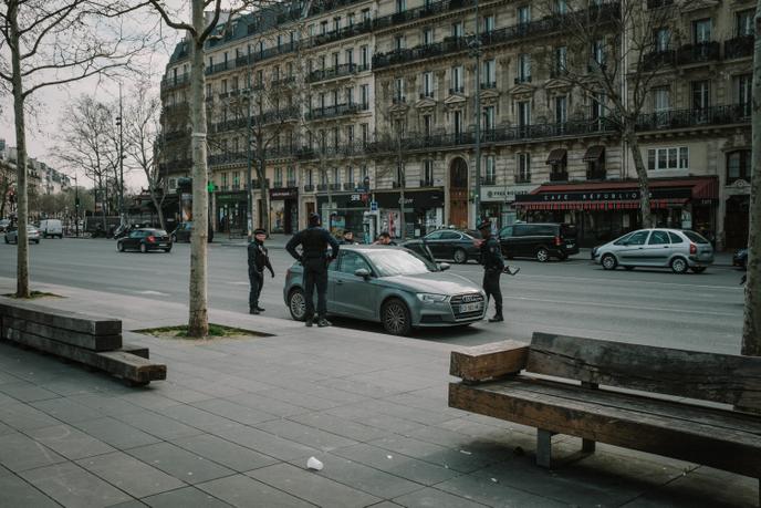 La police effectue des contrôles de la circulation pour limiter tout déplacement non autorisé, après la mise en place du confinement, le 17 mars. ODHRAN DUNNE POUR LE MONDE