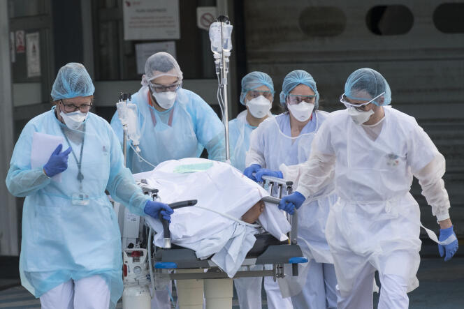 Une équipe médicale évacue un patient de l’hôpital de Mulhouse vers un autre hôpital, le 17 mars 2020.