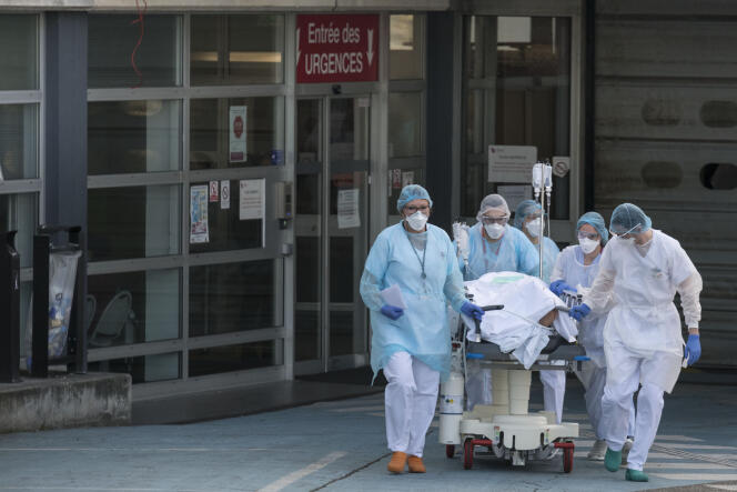 Un patient contaminé par le Covid-19 à Mulhouse est en trin d’êtreévacué vers un autre hôpital, le 17 mars.