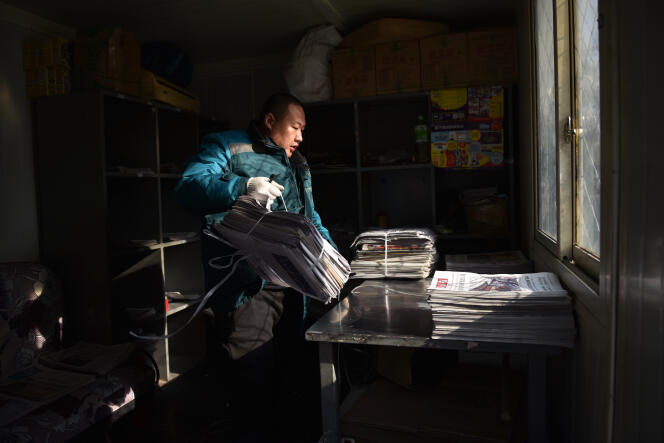 Un livreur de journaux à Pékin, en décembre 2019.