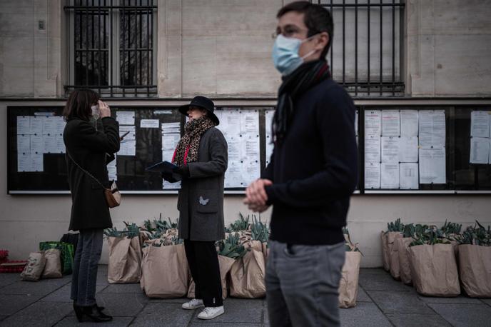 Des membres d’une AMAP distribuent des paniers de fruits et légumes, à Paris, le 18 mars.