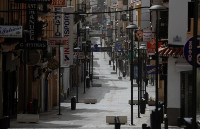 Une rue commercante de Ronda, en Andalousie, mercredi 18 mars, alors que tous les magasins ont baissé le rideau pour lutter contre la propagation du coronavirus.