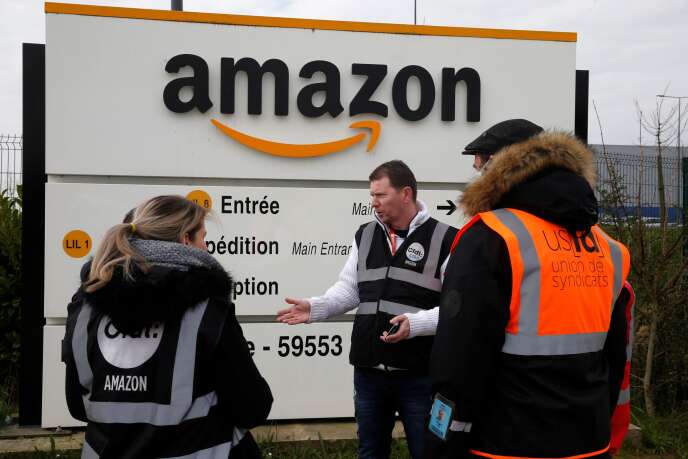Des salariés d’Amazon en grève devant le site logistique de Lauwin-Planque (Nord), le 19 mars.