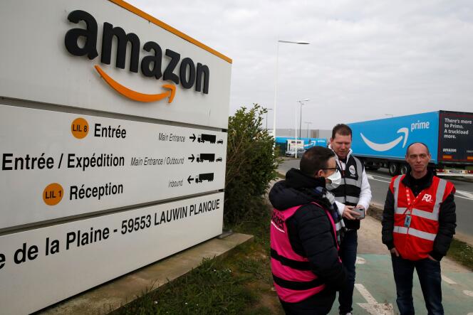 Des salariés d’Amazon manifestent devant le site du géant américain de la vente en ligne à Lauwin-Planque (Nord), jeudi 19 mars.