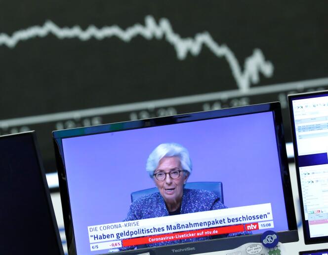 Une conférence de presse de Christine Lagarde, présidente de la BCE, est visionnée à la Bourse de Francfort, en Allemagne, le 12 mars.