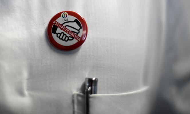Un badge sur la blouse d’un docteur, dans un hôpital allemand, le 9 mars.
