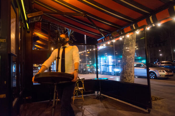 Dans le quartier d’Oberkampf à Paris, un bar ferme ses portes dans la nuit du samedi 14 au dimanche 15 mars.