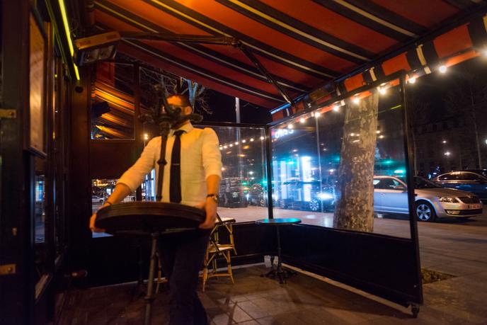 Dans le quartier d’Oberkampf à Paris, un bar ferme ses portes dans la nuit du samedi 14 au dimanche 15 mars.