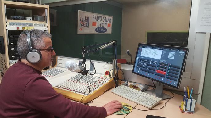 Un animateur de Radio Salam, une station lyonnaise, cherche à garder « un lien vital » avec ses auditeurs de la diaspora nord-africaine en plein confinement dû au Covid-19.