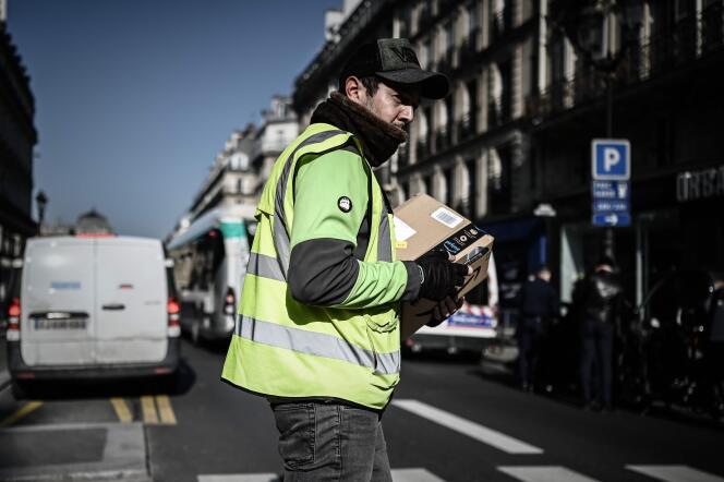 Un livreur Amazon dans les rues de Paris, jeudi 19 mars.