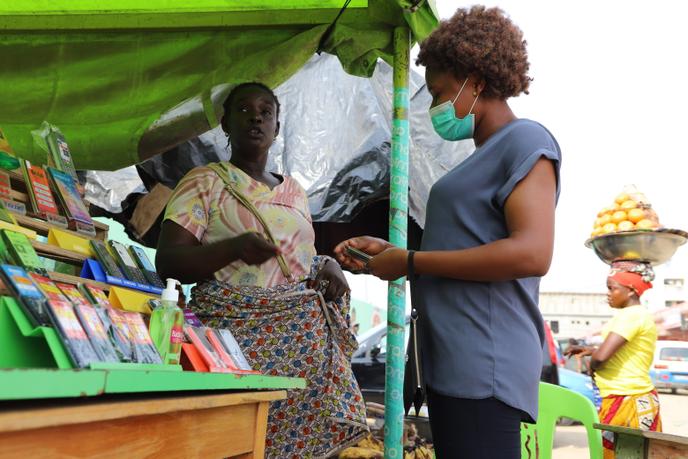 Au march&eacute; d&rsquo;Anono &agrave; Abidjan, o&ugrave; Esther, vendeuse de t&eacute;l&eacute;phones, s&rsquo;inqui&egrave;te des mesures prises par le gouvernement et d&rsquo;un potentiel confinement, en mars.