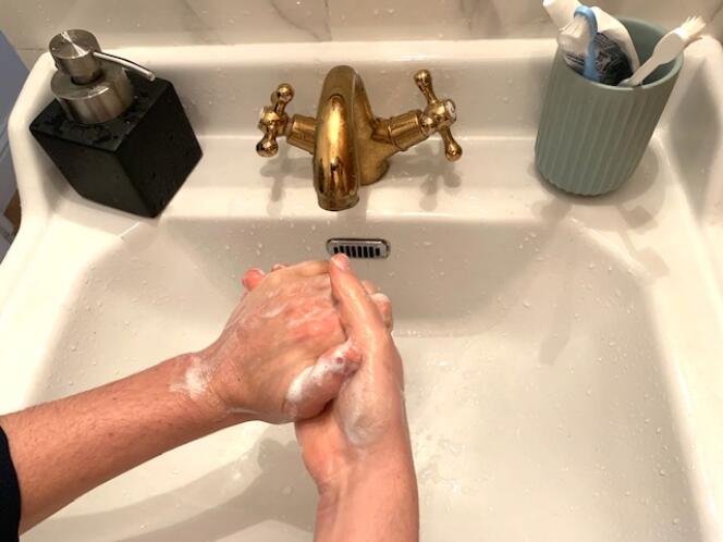 Wash one's hands. This gesture may seem trivial but most people do it wrong. Result: the diseases take advantage of it.