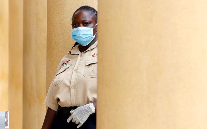 Un agent de sécurité devant le palais de justice de Milimani, au Kenya, le 20 mars 2020.