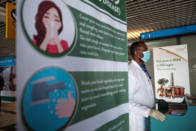 Un agent de santé à l’aéroport international de Bole, à Addis-Abeba, le 17 mars 2020.