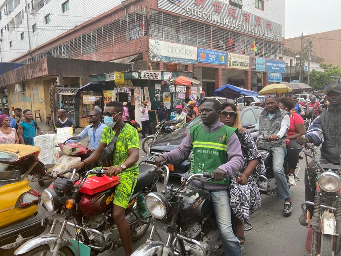 Dans une rue de Douala, le 7 mars 2020.