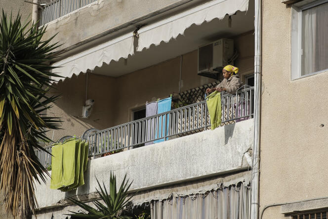 Une employée de maison d’origine africaine travaille dans un appartement de Dbaiyeh, au nord de Beyrouth, en avril 2019.