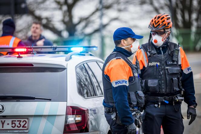 La police flamande arrête les automobilistes néerlandais dans la ville belge de Maaseik, près de la frontière, le 20 mars 2020.