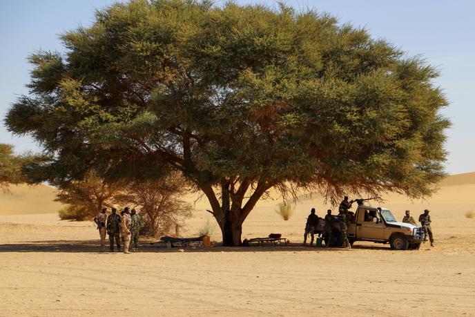 Des soldats nigériens patrouillent près d’Iferouane, dans le nord du pays, le 12 février 2020.