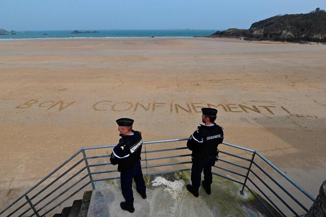 Des gendarmes patrouillent sur une plage de Saint-Lunaire (Ille-et-Vilaine), dans le nord de la Bretagne, vendredi 20 mars.