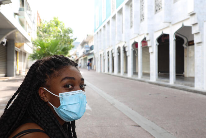 Une femme portant un masque de protection dans une rue de Saint-Denis, chef-lieu de l’île de La Réunion, le 19 mars.