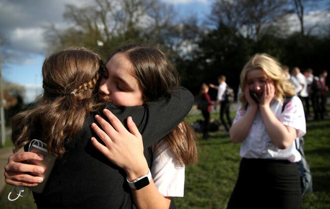 Des lycéennes se quittent après la fermeture de leur établissement scolaire, à Newcastle-under-Lyme, au Royaume-Uni, le 20 mars.