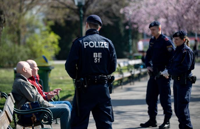 Une patrouille de policiers dans le Stadtpark dont l’ouverture au public a été maintenue, à Vienne, le 20 mars.