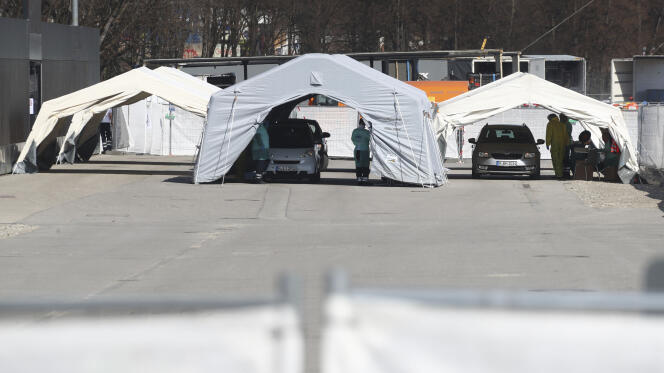 Dispositif de tests de dépistage du COVID-19 à Munich (Bavière), le 18 mars. Les automobilistes ne sortent pas de leur véhicule.