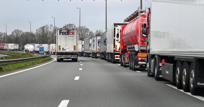 Sur l’autoroute A16, près de Lille, le 19 mars. DENIS CHARLET / AFP