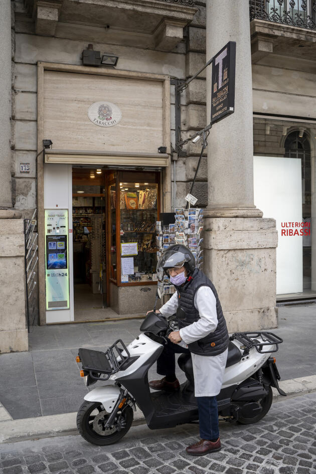 Un homme se rend dans un tabac de la via Nazionale. Rome, le 17 mars.