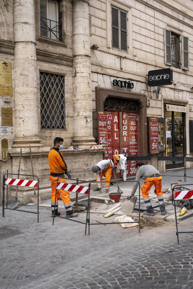 Des ouvriers travaillent sur la via Nazionale, une artère d’ordinaire très peuplée du centre de Rome. Rome, le 17 mars.
