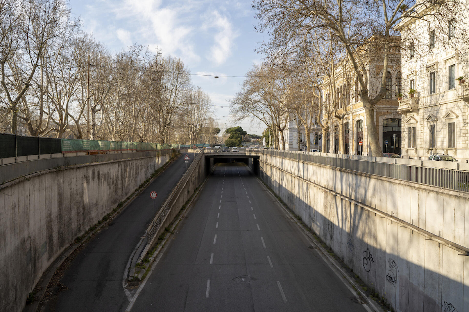 Via del Muro Torto, la voie périphérique qui ralie l'est au nord de la ville de Rome, habituellement saturée de voitures. Le 18 mars.