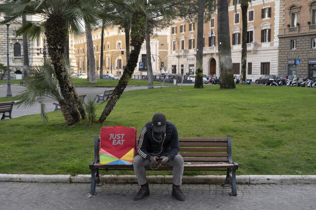 Un livreur à domicile attend la prochaine commande sur la place Cavour, dans le quartier de Prati. Rome, le 17 mars.