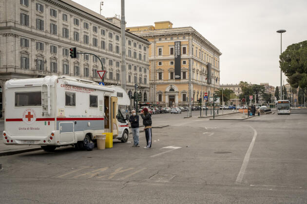 Des unités de la Croix-Rouge italienne sillonnent la capitale pour venir en aide aux personnes les plus fragiles. Rome, le 17 mars 2020.