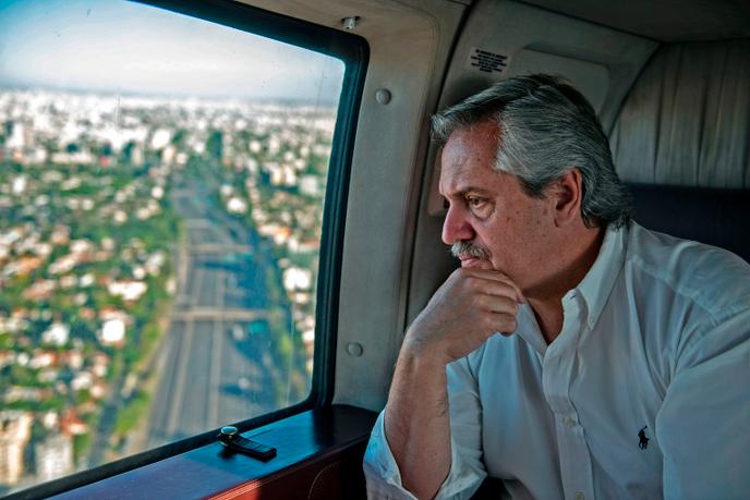 Alberto Fernandez, le président argentin, survole Buenos Aires, le 21 mars.