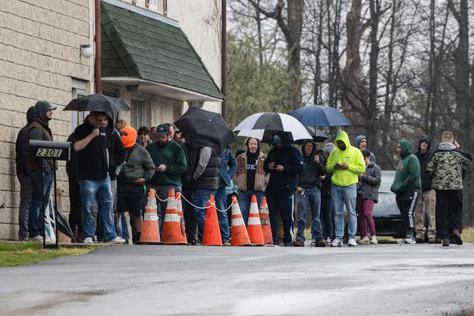 Les gens font la queue devant le magasin d’armes à feu Tanner’s Sports Center, à Jamison, en Pennsylvanie, le 17 mars.