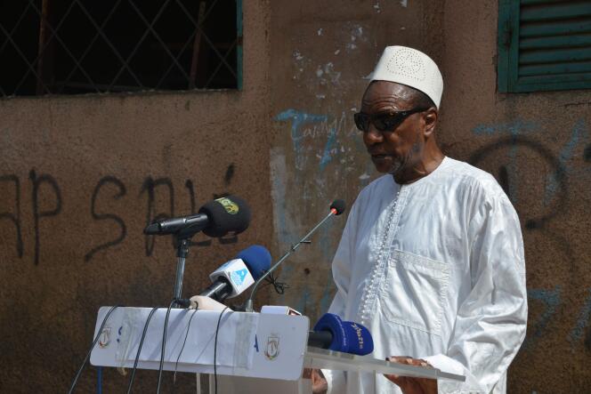 Le président guinéen Alpha Condé s’adresse aux médias après avoir voté dans un bureau de vote de Conakry, le 22 mars 2020.