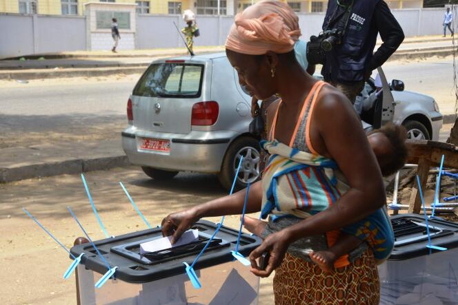 Un bureau de vote à Conakry, le jour du référendum, le 22 mars. CELLOU BINANI / AFP