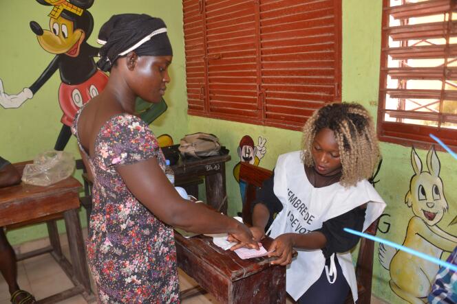 Dans un bureau de vote à Conakry, le 22 mars 2020.