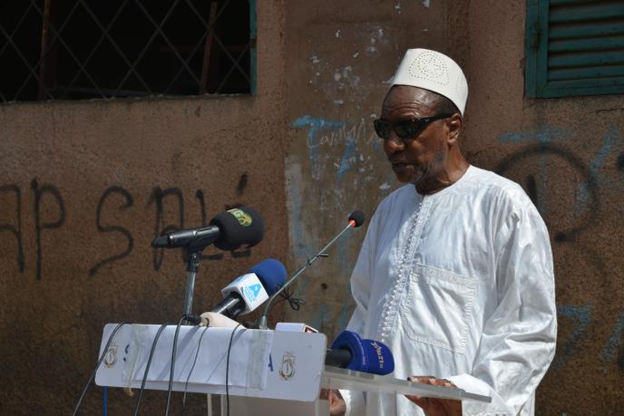Le président guinéen Alpha Condé s’adresse aux médias après avoir voté dans un bureau de vote de Conakry, le 22 mars 2020.