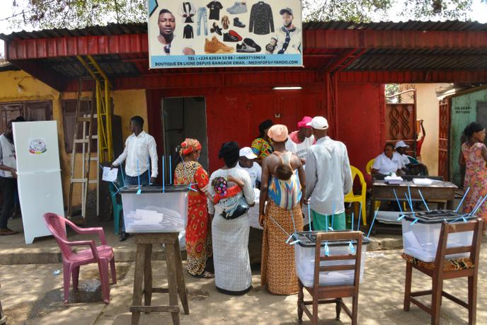 Un bureau de vote à Conakry (Guinée) plein pour se prononcer sur le référendum, le 22 mars.