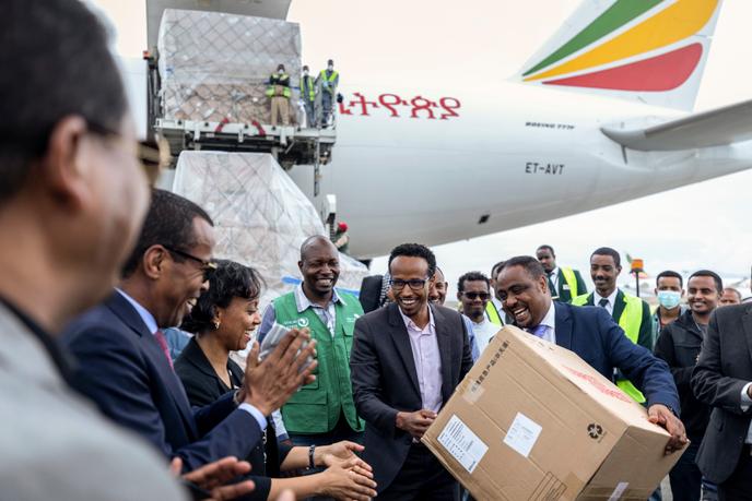 Réception de plus de 6 millions d’articles médicaux (masques, kits de test, écrans faciaux...) à Addis-Abeba, en provenance de Chine grâce aux dons du tycoon Jack Ma, fondateur d’Alibaba, le 22 mars 2020.