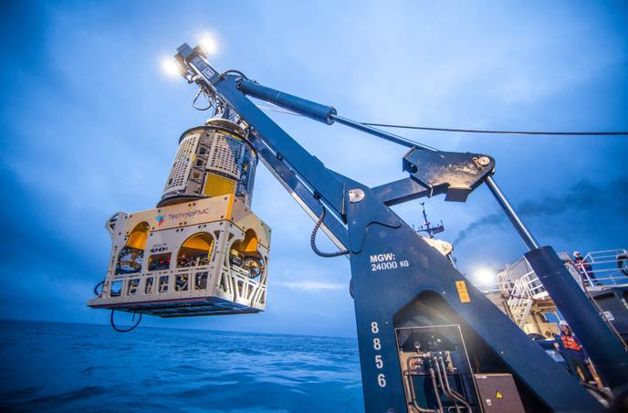 Un véhicule télécommandé TechnipFMC (ROV) est déployé pour fournir des services sous-marins.