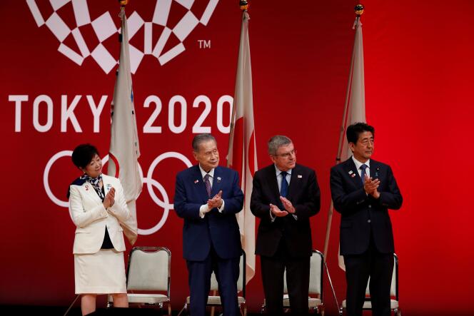 La gouverneure de Tokyo, Yuriko Koike, le président des JO 2020, Yoshiro Mori, le président du CIO, Thomas Bach, et le premier ministre japonais, Shinzo Abe, à Tokyo, le 24 juillet 2019.