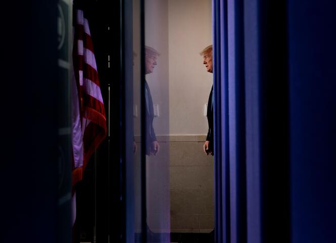 Le président Donald Trump arrive dans la salle de presse de la Maison Blanche pour le briefing quotidien sur le COVID-19, le 21 mars.