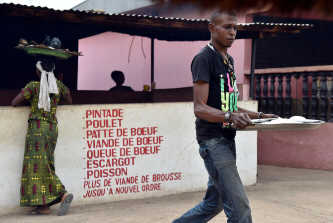 Devant un maquis, dans la banlieue de Yamoussoukro, la capitale administrative ivoirienn, en 2014, au plus fort de l’épidémie Ebola.