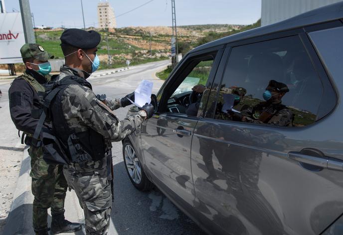 Les forces de sécurité palestiniennes à un point de contrôle près de Ramallah, le 23 mars.